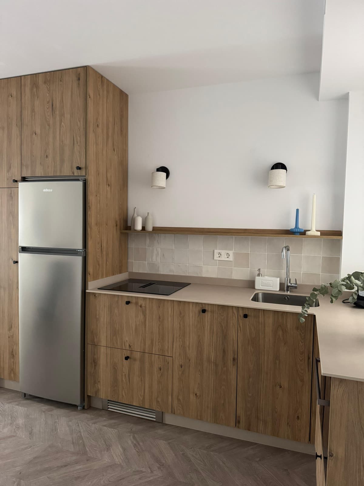 Cocina completa con frigorífico