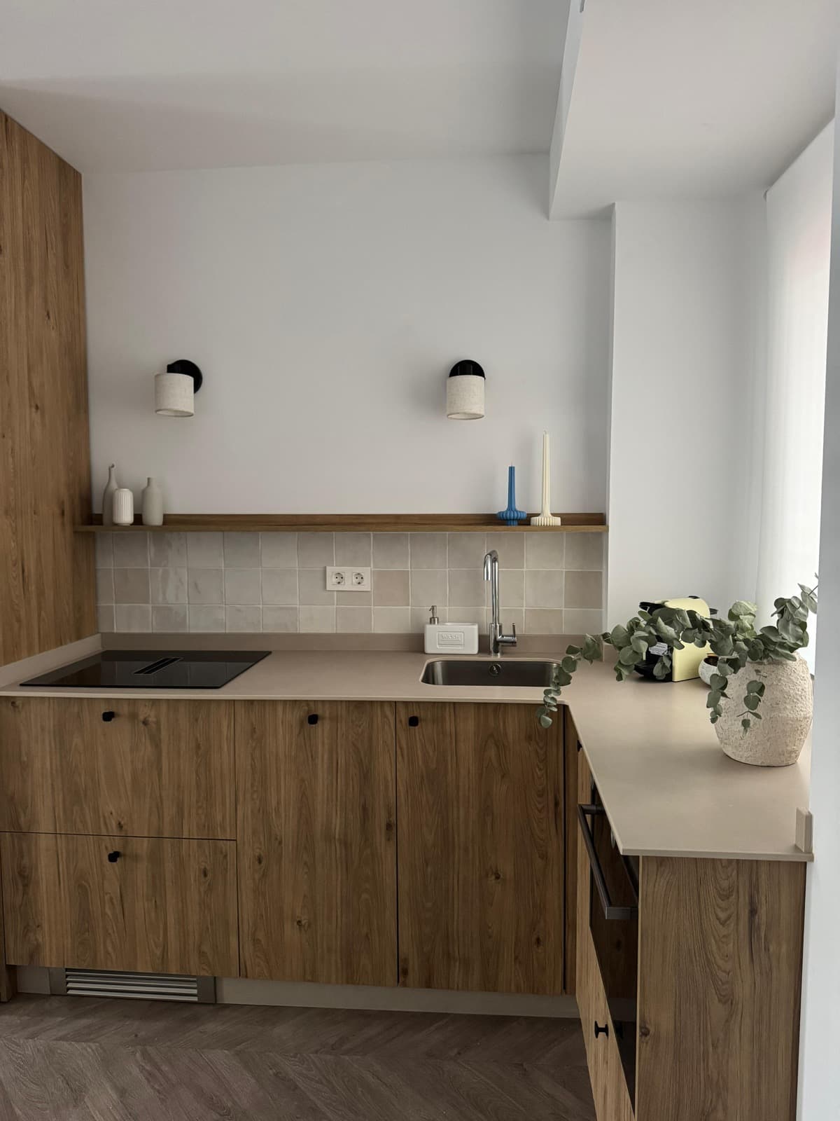 Cocina de madera con vitrocerámica y fregadero