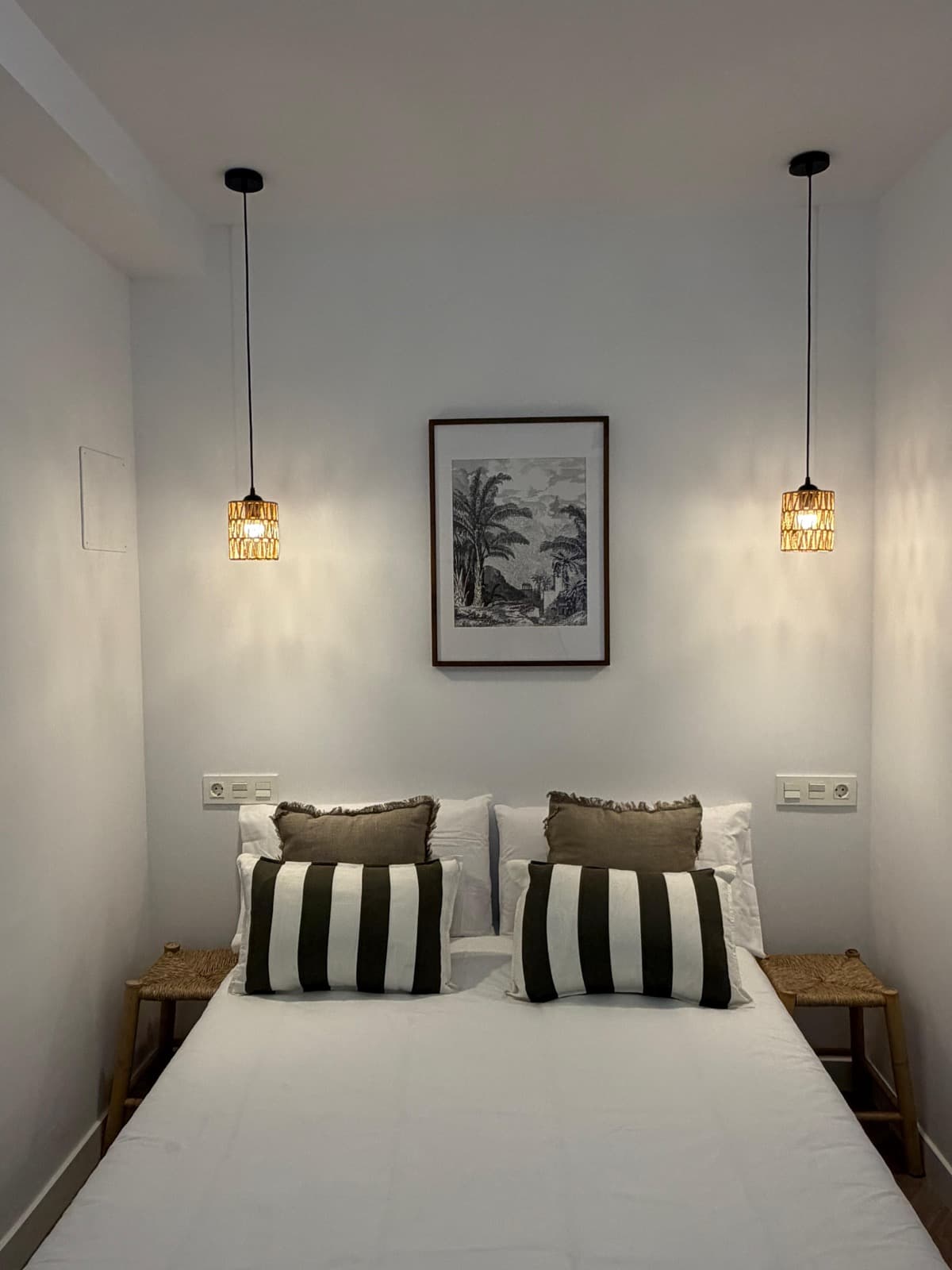 Dormitorio principal con lámparas artesanales