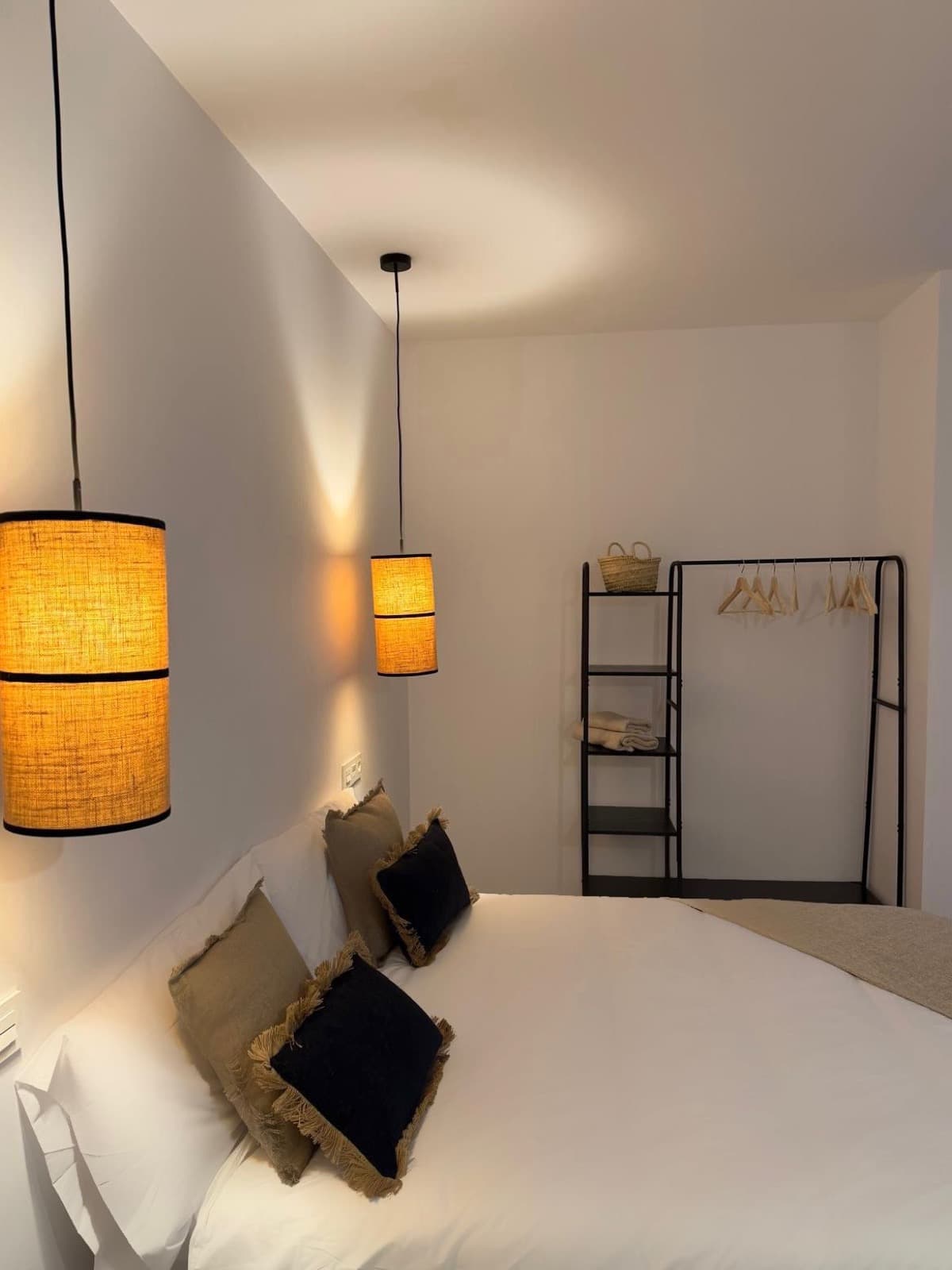 Dormitorio con perchero y toallas