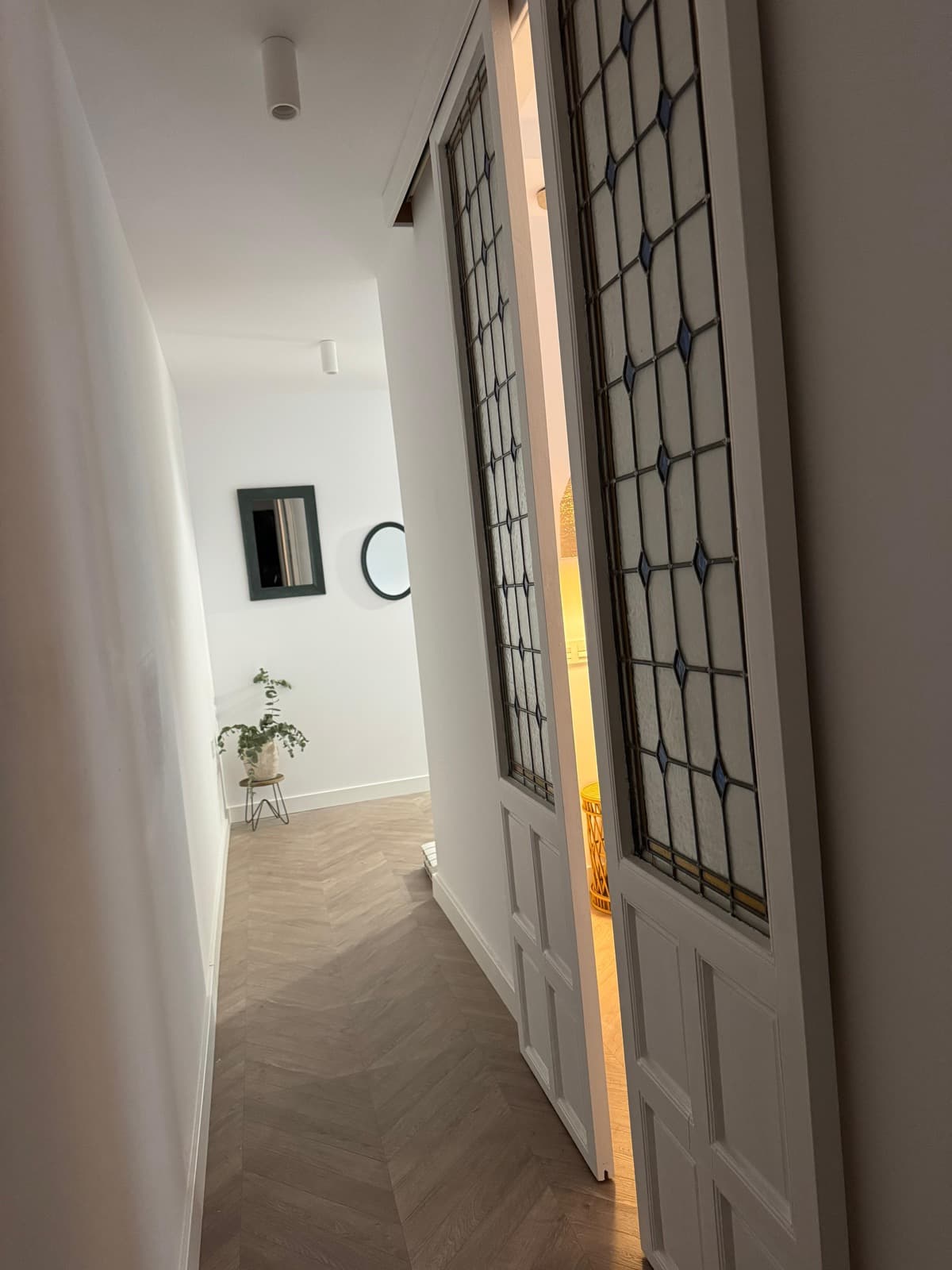 Pasillo con puerta de cristal emplomado original