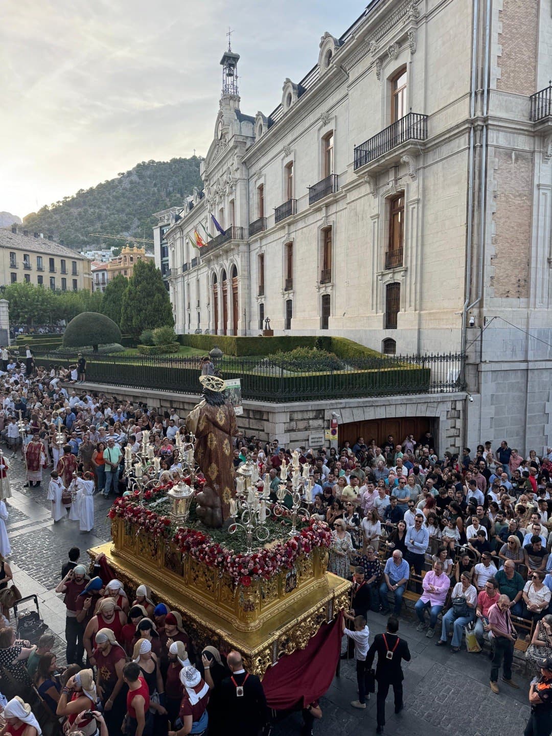 Semana Santa - Trono dorado frente al Ayuntamiento