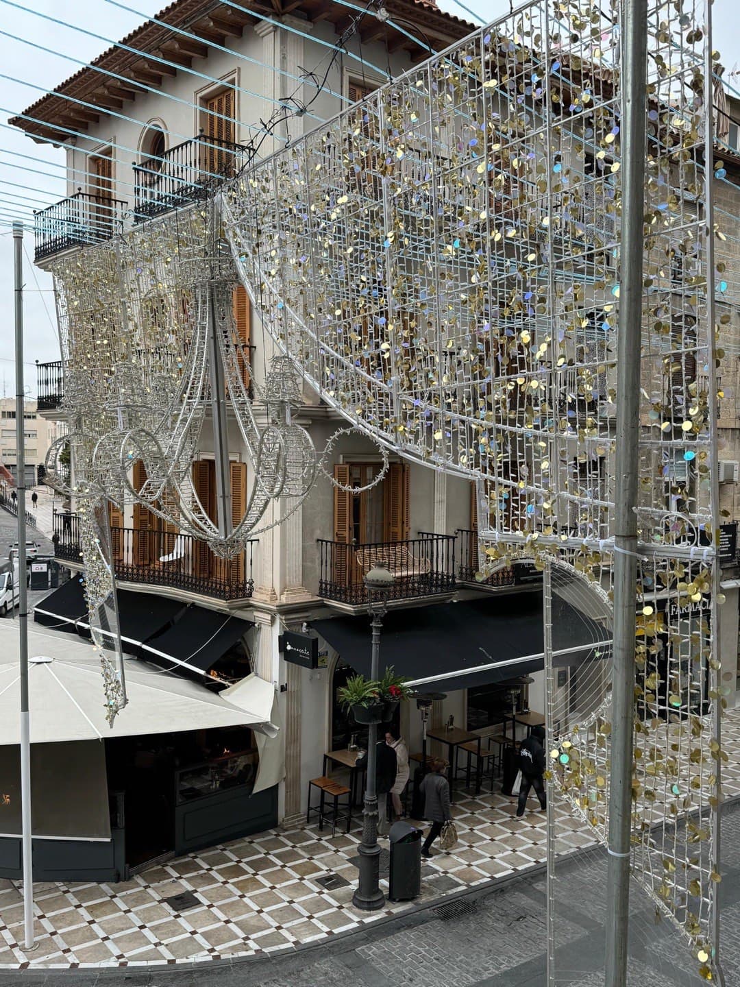 La calle con decoración navideña