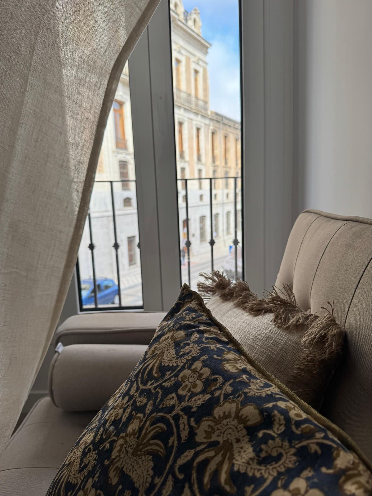 Vistas al edificio histórico desde el sofá